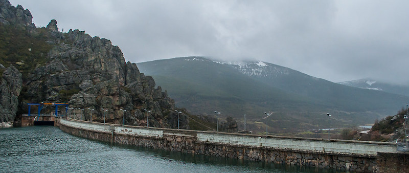 Presa del embalse de Camporredondo en Velilla del Río Carrión en la Montaña Palentina