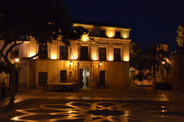 Vista nocturna del palacio de Araníbar en El Puerto de Santa María en Cádiz