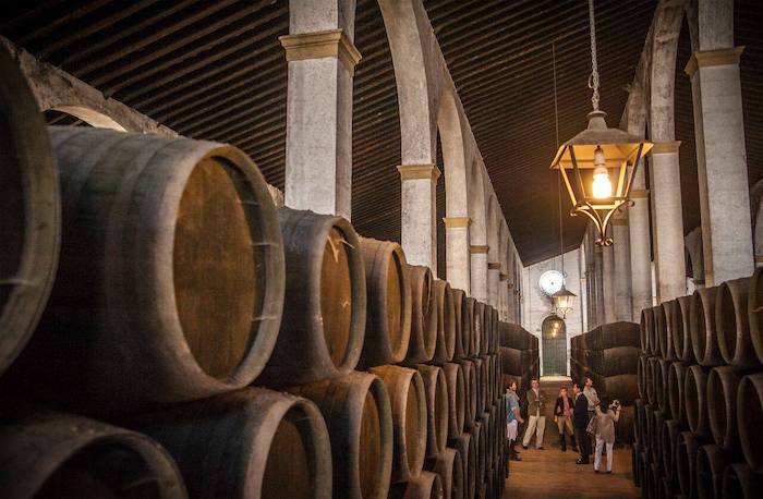 turistas en la bodega singular de Lustau en Jerez de la Frontera