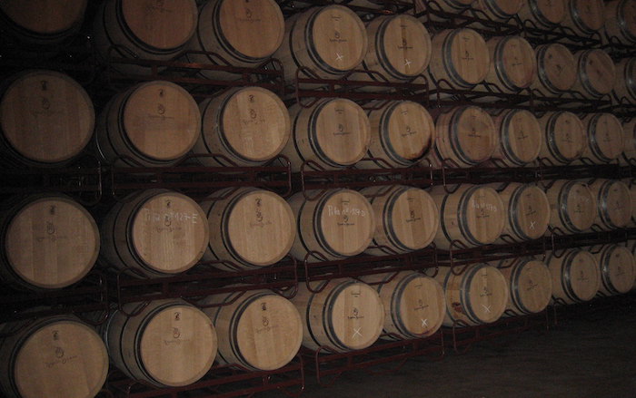 Barricas de vino en una bodega en España