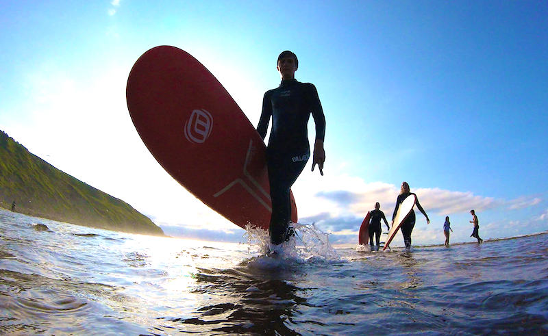Alumnos de las clases de surf en Sopela en la provincia de Vizcaya