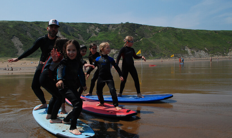 Alumnos entrenando en la playa de Barinatxe en la provincia de Vizcaya