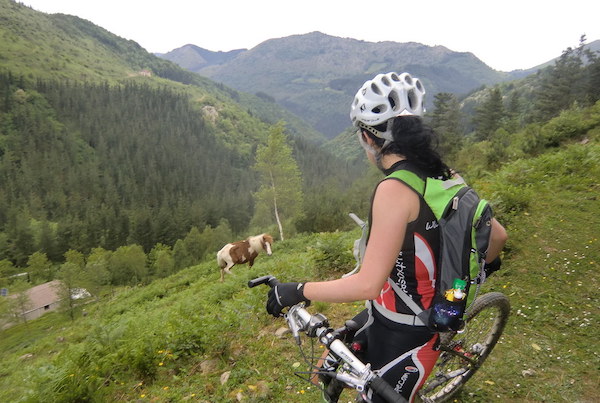 Ciclista recorriendo una ruta en el País Vasco