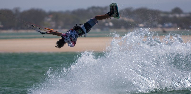 Kitesurfista en una playa