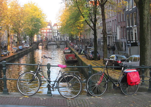 Turistas de vacaciones en Amsterdam