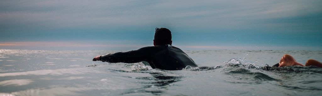 Alumno de la escuela de surf islares surf camp en Islares en Cantabria