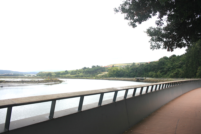 Vista desde la pasarela a la ria de Suances en Cantabria