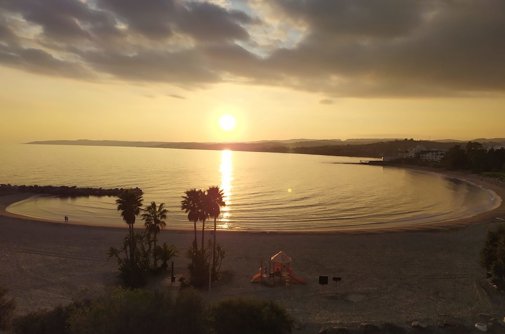 Vista nocturna de la playa del Cristo en Estepona