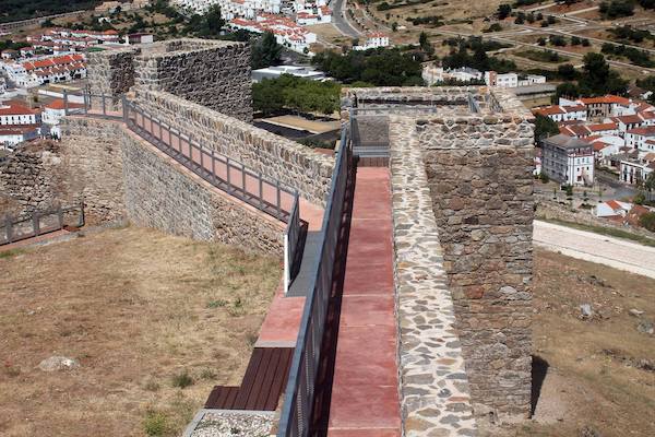 Interior del recinto fortificado del castillo de Aracena