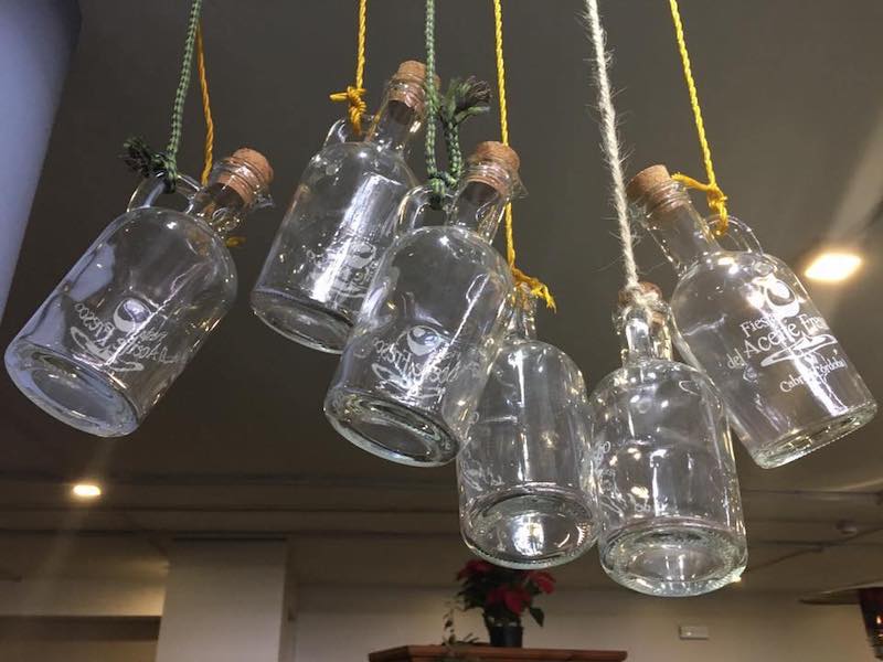 Botellas de vidrio de la feria del aceite fresco de Cabra en la provincia de Córdoba