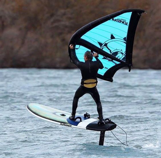 Deportista practicando wingfoil en una playa