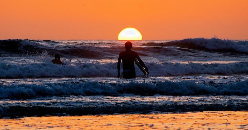 Alumno al atardecer de la escuela BM Surf en Laredo