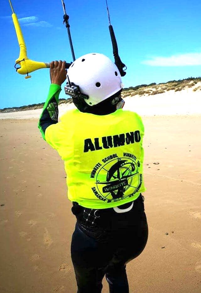 Alumna en el curso de kitesurf para niños de windkite en Sanlúcar de Barrameda