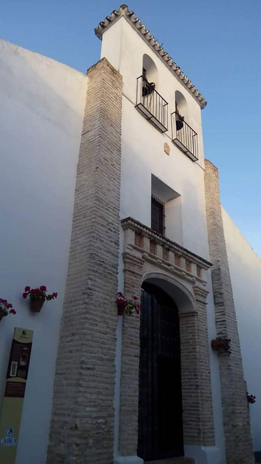 Fachada de la iglesia San Juan Bautista del Cerro en Cabra