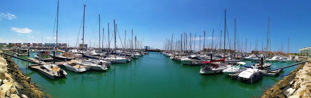 Embarcaciones de recreo en Puerto Sherry en el Puerto de Santa María