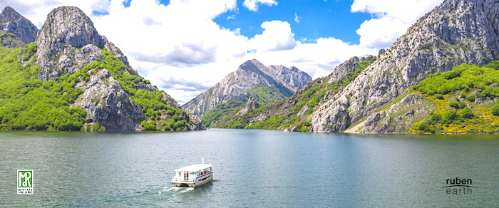 Vista de los Fiordos leoneses y del barco Fiordos en Riaño