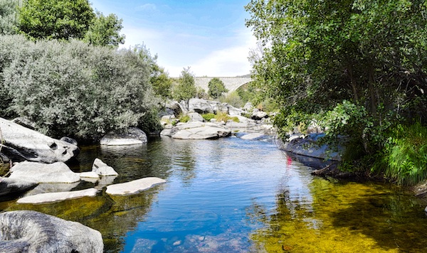 Vista de las piscinas naturales de Burgohondo en la provincia de Avila