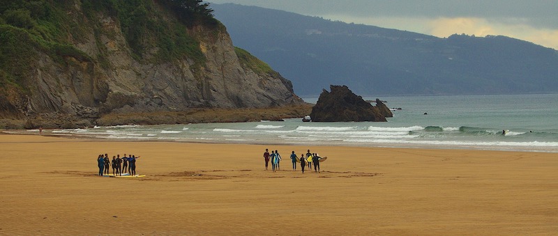 Alumnos en la Playa de Laida en Mundaka