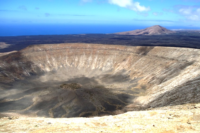 Vista del cráter de Caldera Blanca en Lanzarote