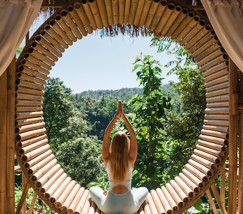 Chica practicando yoga en Mallorca en las Islas Baleares