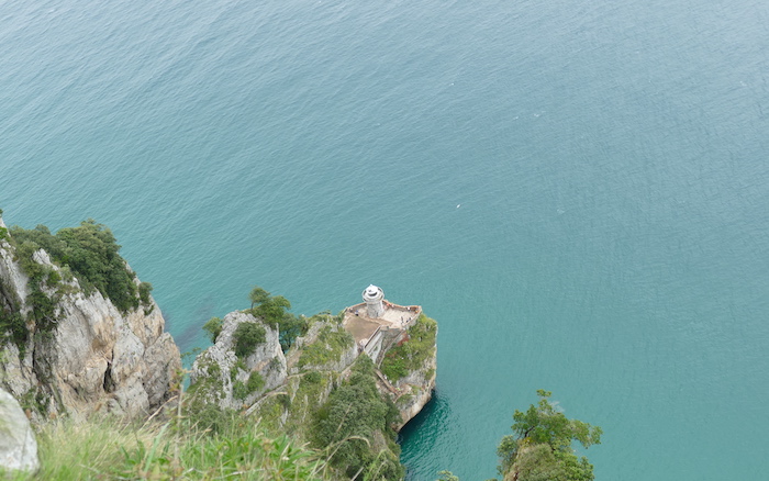 Vista a lo lejos del faro del Caballo en Santoña en Cantabria