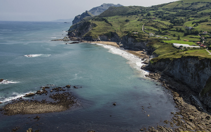 Vista de los acantilados en Laredo en Cantabria