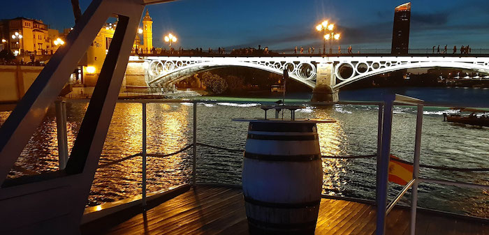 ista-nocturna-desde-un-barco-turístico-al-río-Guadalquivir-en-Sevilla-