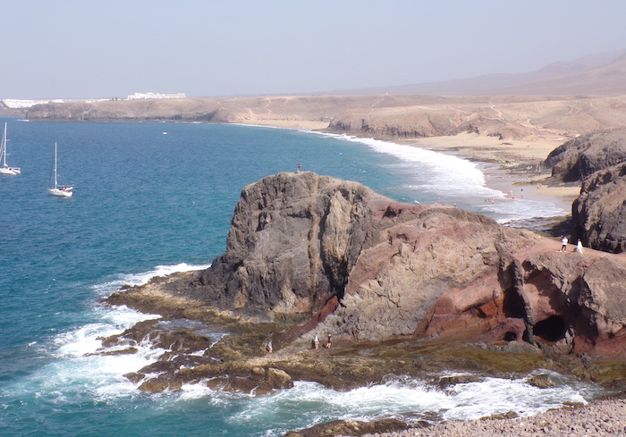 Veleros en las playas de Papagayos en Lanzarote