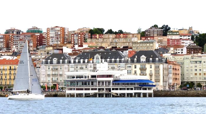 Fachada del Real Club Marítimo Santander en Cantabria