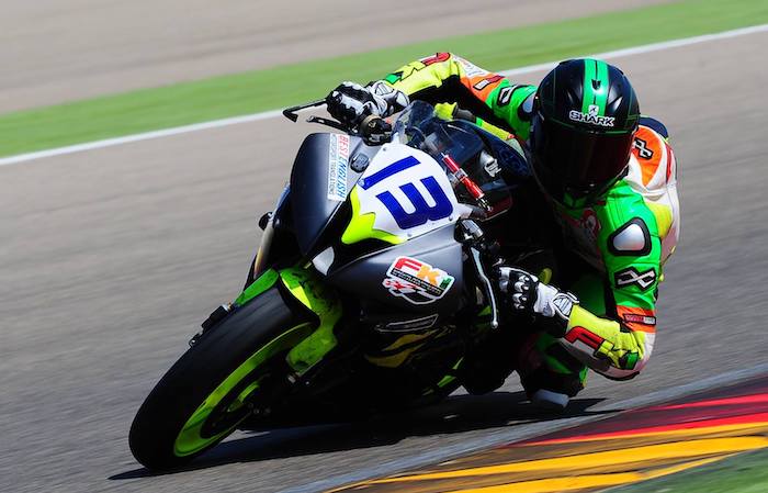 Motorista corriendo en el circuito internacional de Villaverde de Medina en Valladolid