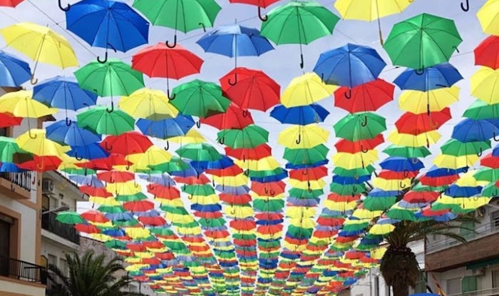 Paraguas en en la Plaza Mayor de Malpartida de Cáceres