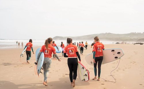 Alumnas de la escuela de Meron Surf en San Vicente de la Barquera en Cantabria