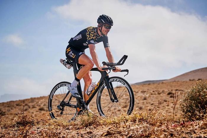 Ciclista corriendo en bici en Lanzarote