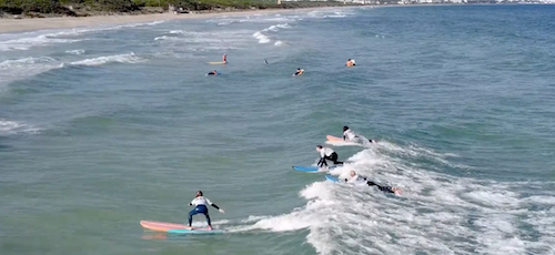 Surfistas con la escuela de Bonaona Surf en Mallorca