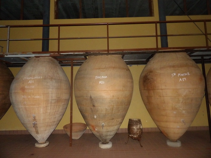 Sala de tinajas de bodegas Prado Rey