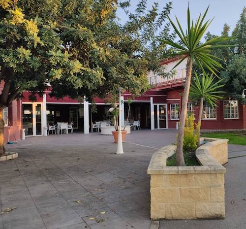 Exterior del hotel Mitracrisalida en Cabra en la provincia de Cabra
