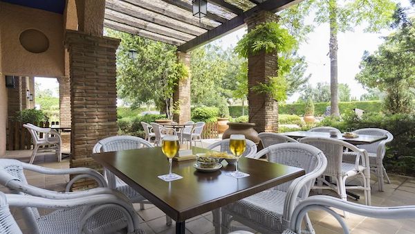 Vista de la terraza del hotel Fuente Las Piedras en Cabra en la provincia de Córdoba