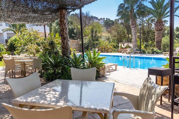 Piscina del hotel Cortijo en Zahara de los Atunes en la provincia de Cádiz