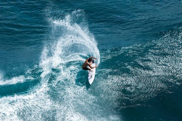 Surfista haciendo surf en Noviembre en Somo