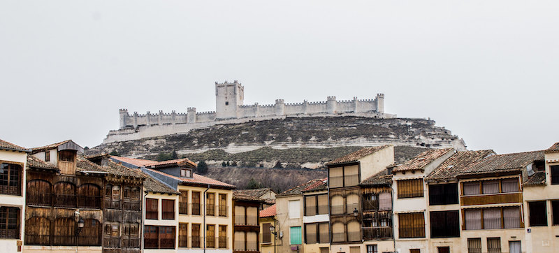 Vista de la plaza del coso en castillo al fondo en Peñafiel