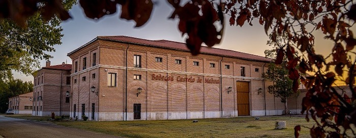 Fachada de la bodega Castelo de Medina en Villaverde de Medina