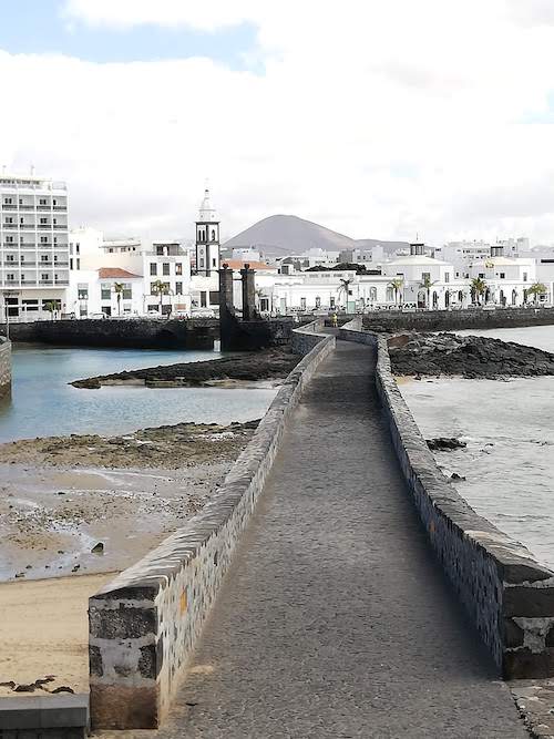 Vista a lo lejos de la iglesia de Arrecife en Lanzarote